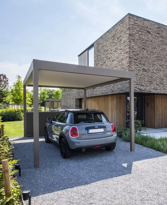 Voiture garée sous un carport