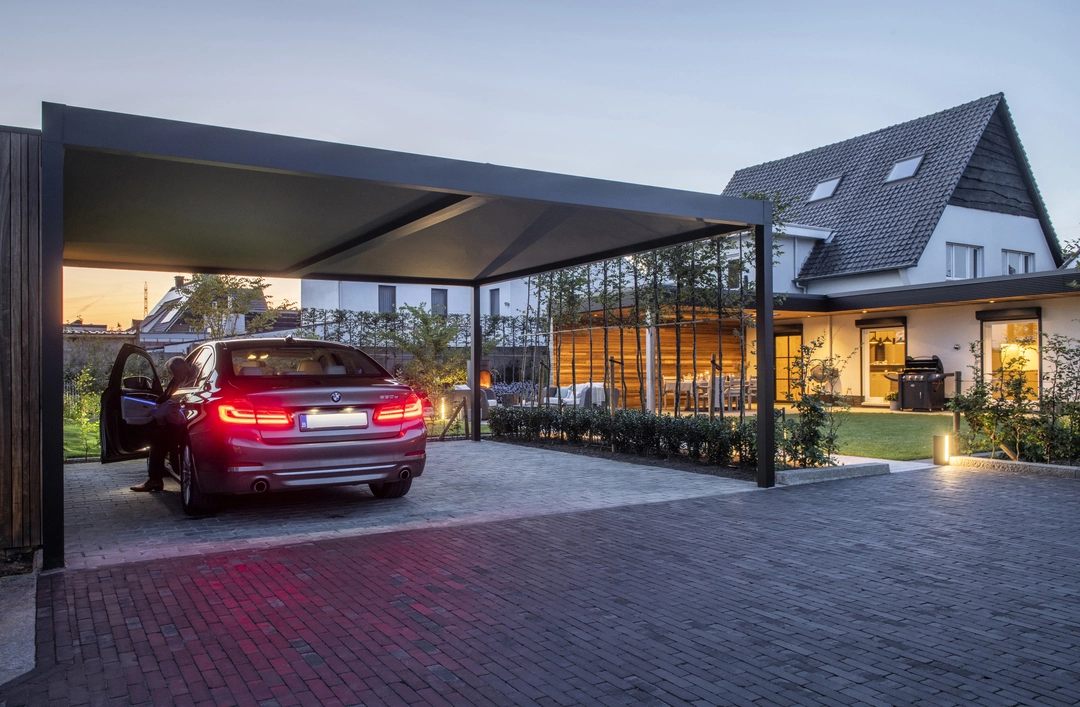 Carport avec toile devant une maison moderne