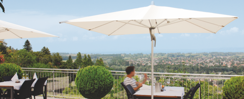 Photo d'une terrasse avec un parasol Glatz