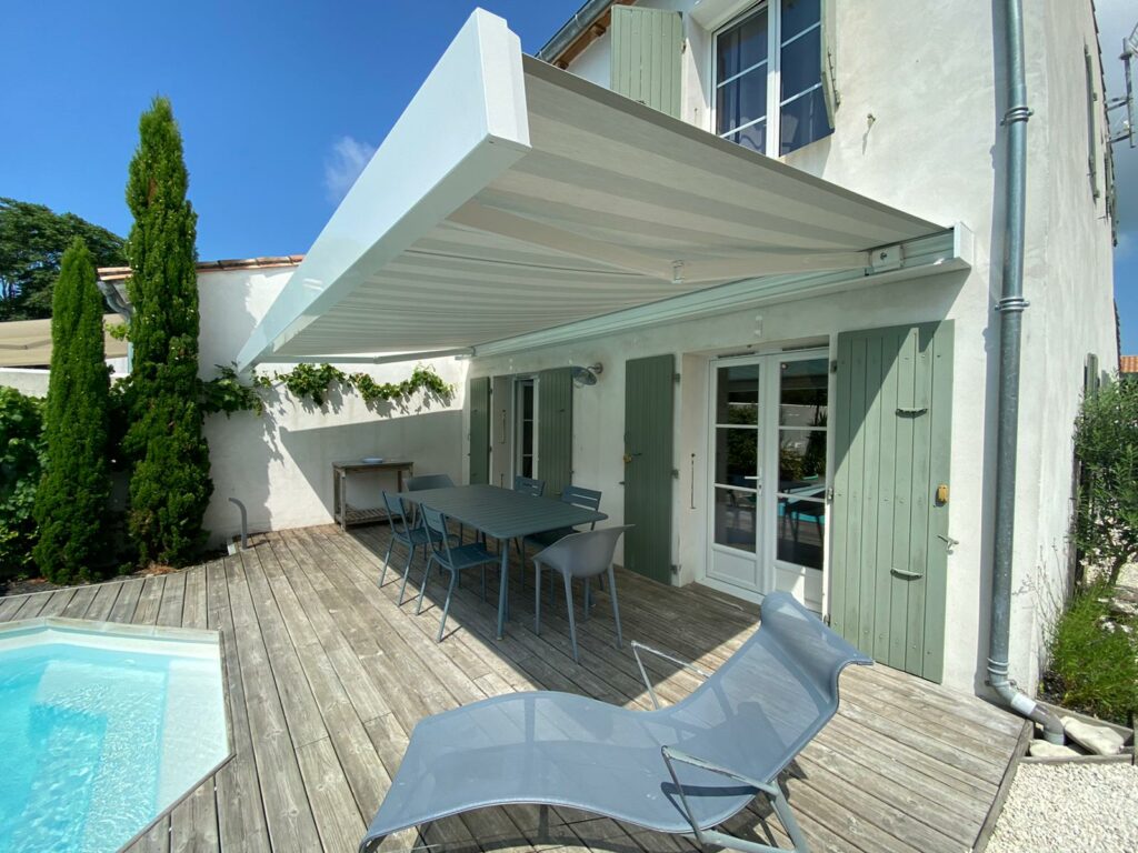 Store banne sur une terrasse à Rivedoux-Plage sur l'île de Ré